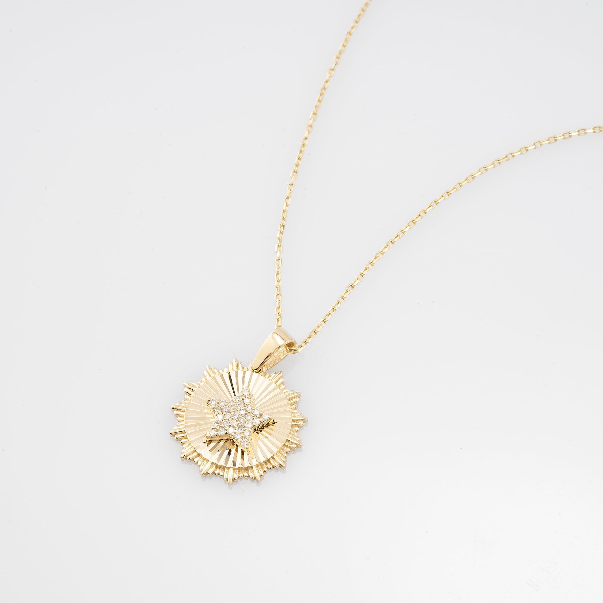 14K Gold Fluted Medallion Necklace with Pavé Star – Nova