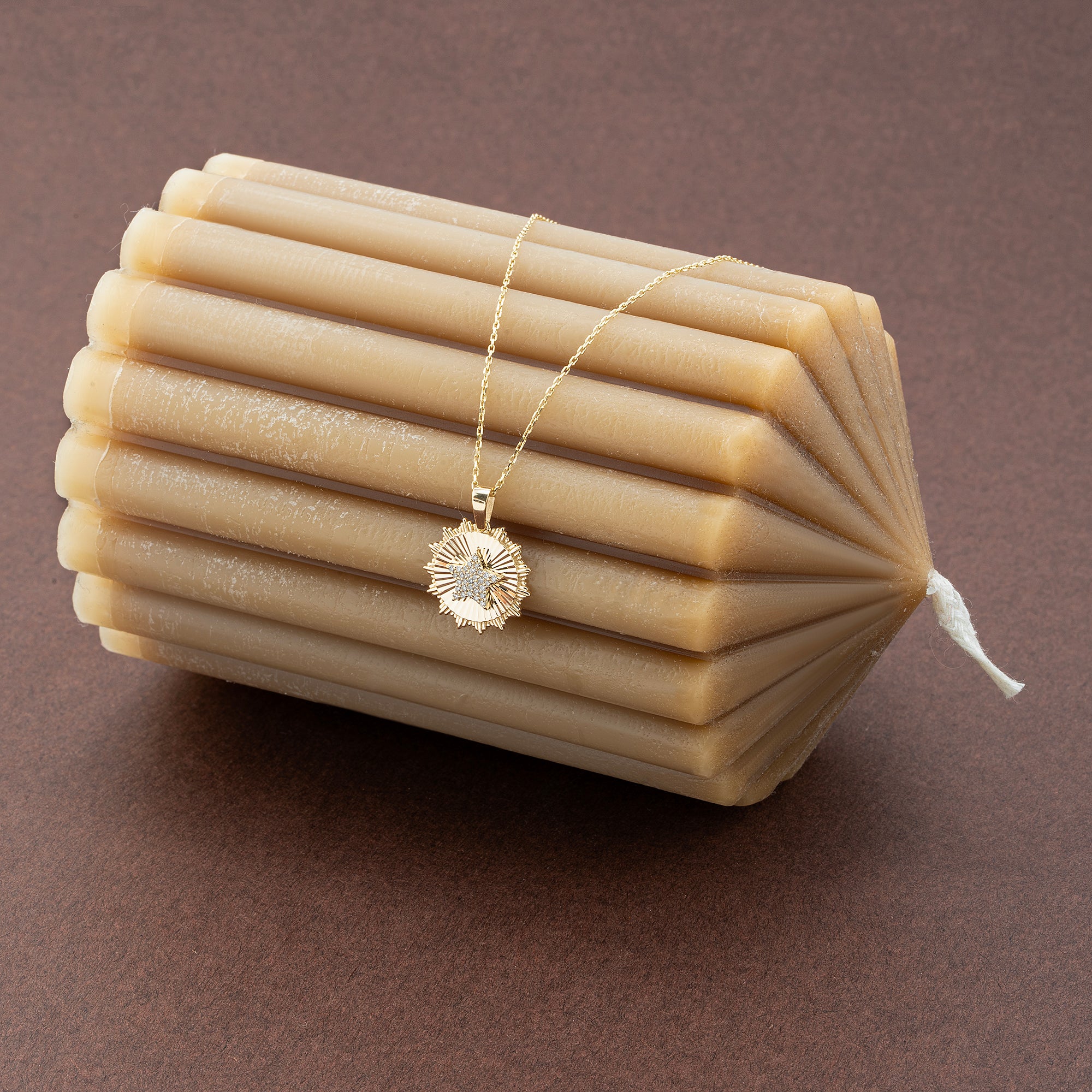 14K Gold Fluted Medallion Necklace with Pavé Star – Nova