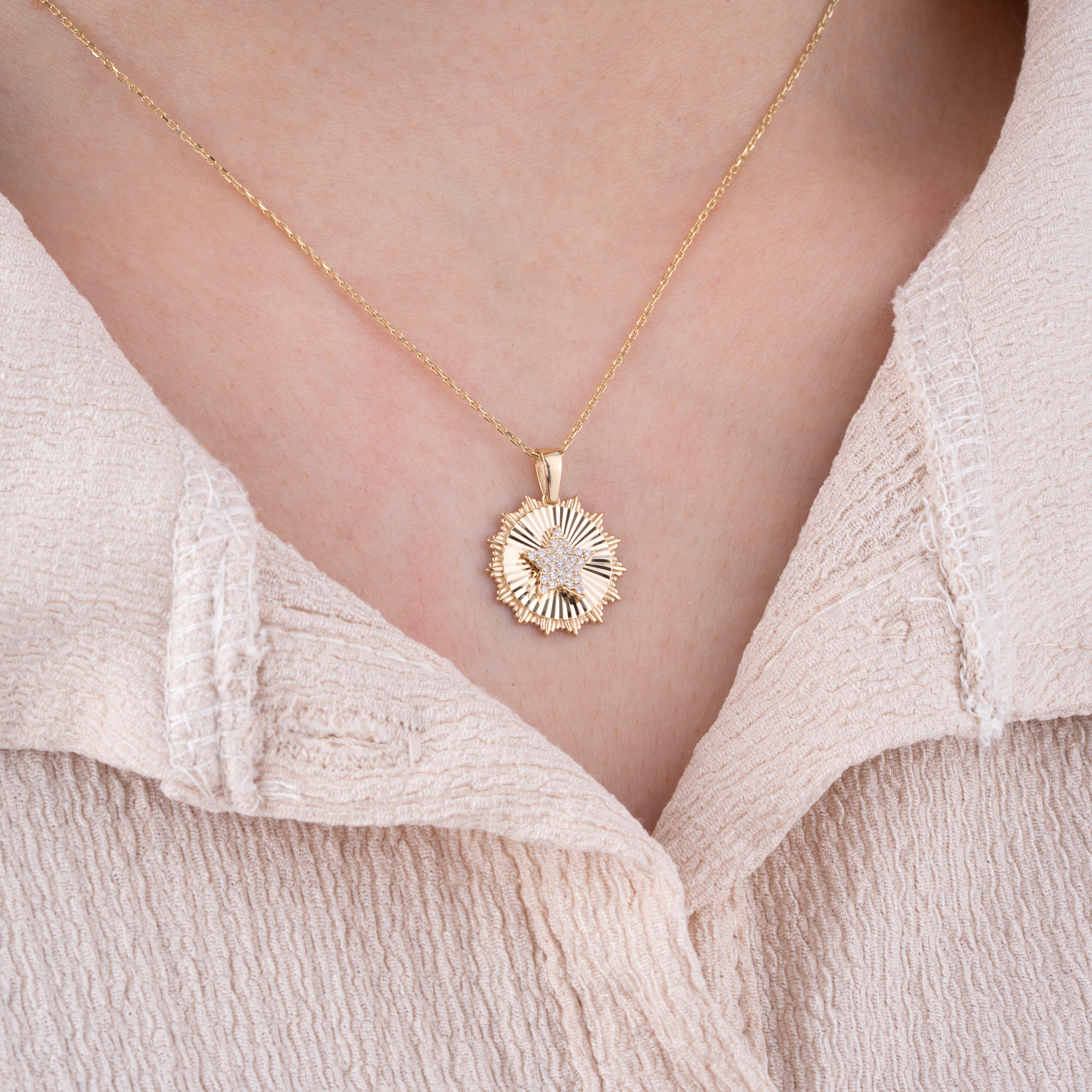 14K Gold Fluted Medallion Necklace with Pavé Star – Nova