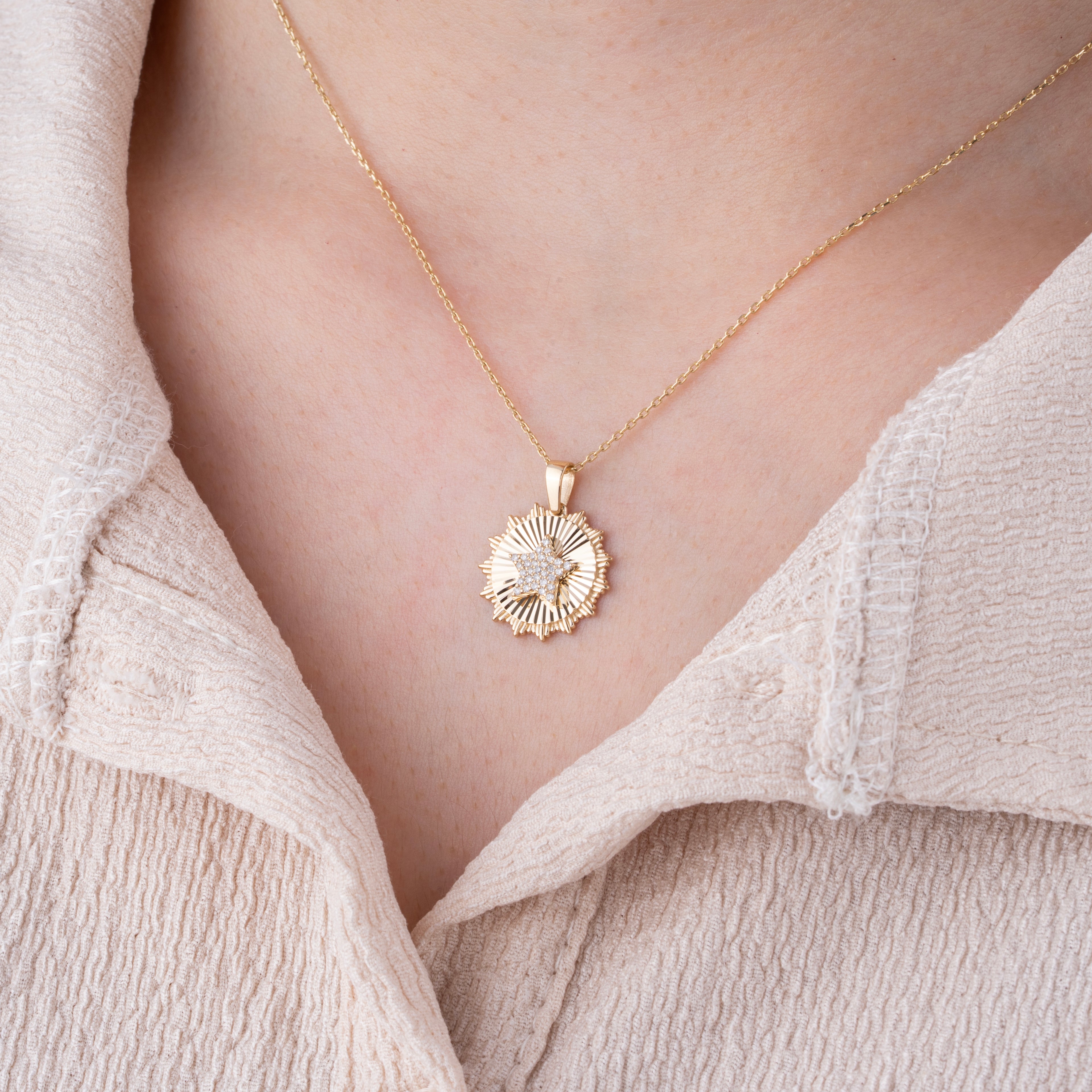14K Gold Fluted Medallion Necklace with Pavé Star – Nova