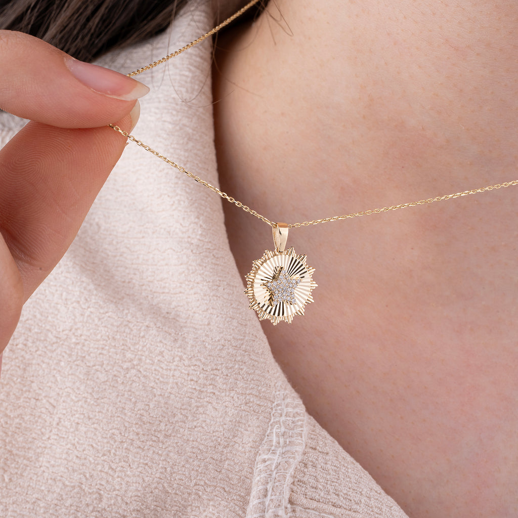 14K Gold Fluted Medallion Necklace with Pavé Star – Nova