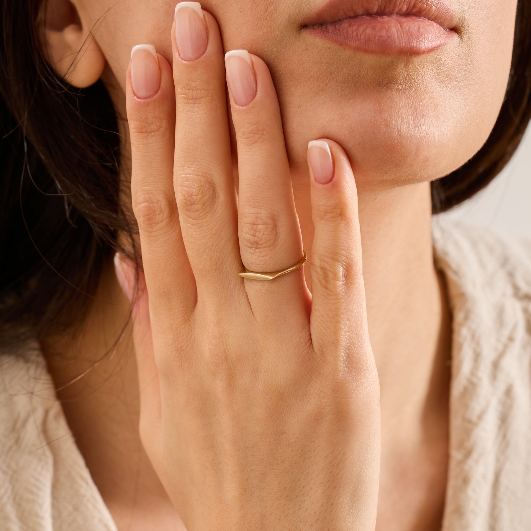 14 Ayar Altın Özel İşlemeli Bar Yüzük / Kadınlar İçin Minimalist Zarif Altın Yüzük / Kişiselleştirilmiş İsim veya İlk Harfli Yüzük / Zarif Altın Takı Hediyesi