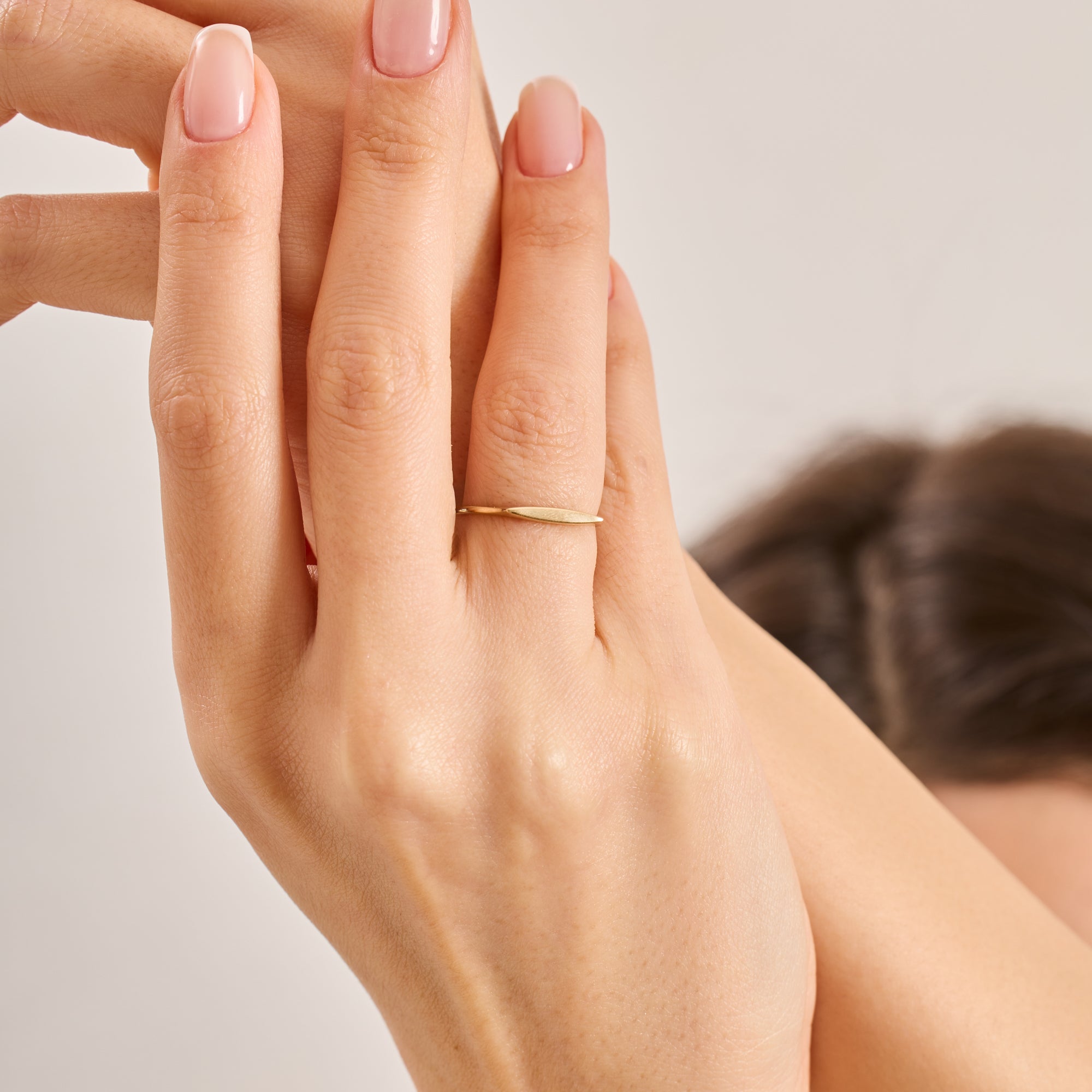 14 Ayar Altın Özel İşlemeli Bar Yüzük / Kadınlar İçin Minimalist Zarif Altın Yüzük / Kişiselleştirilmiş İsim veya İlk Harfli Yüzük / Zarif Altın Takı Hediyesi