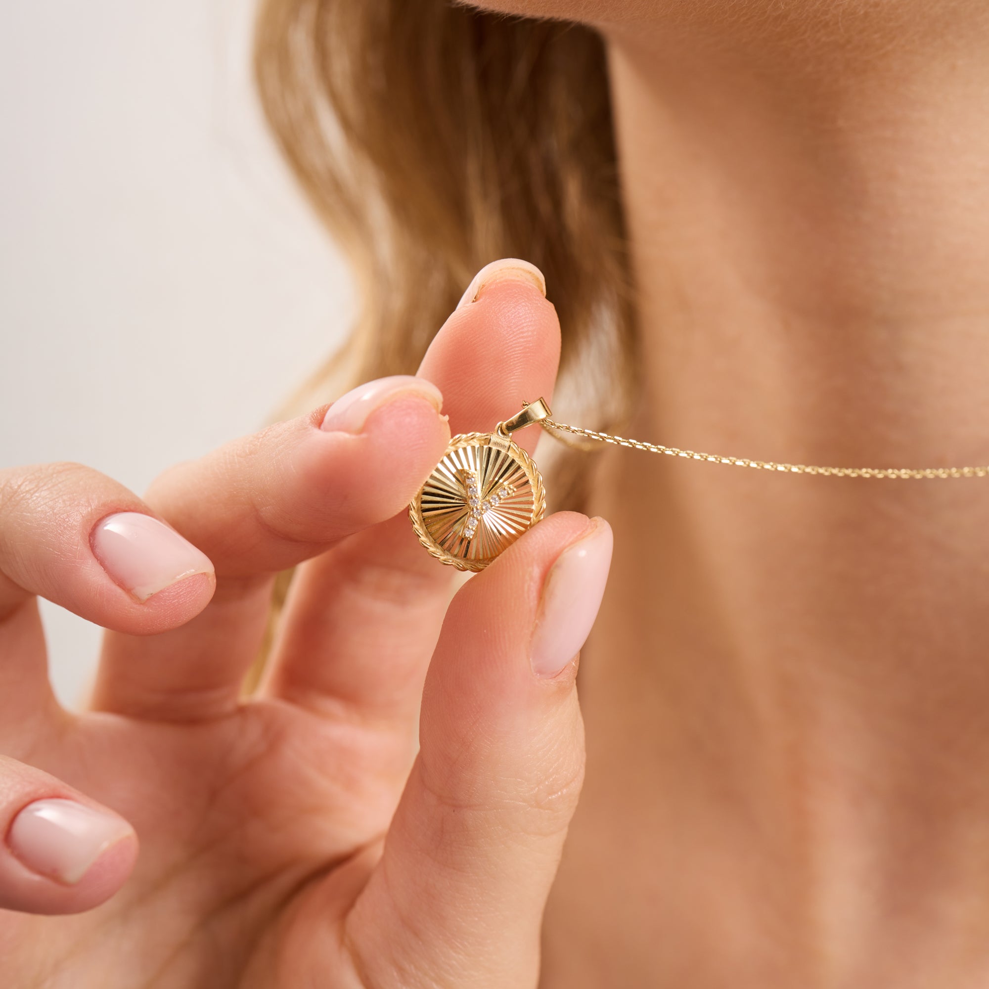 14K Gold Fluted Round Diamond Initial Necklace – Olea