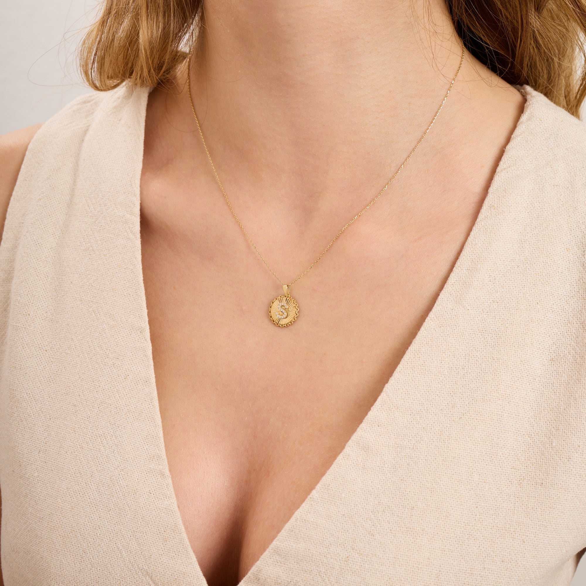 14K Gold Fluted Round Initial Necklace – Linka