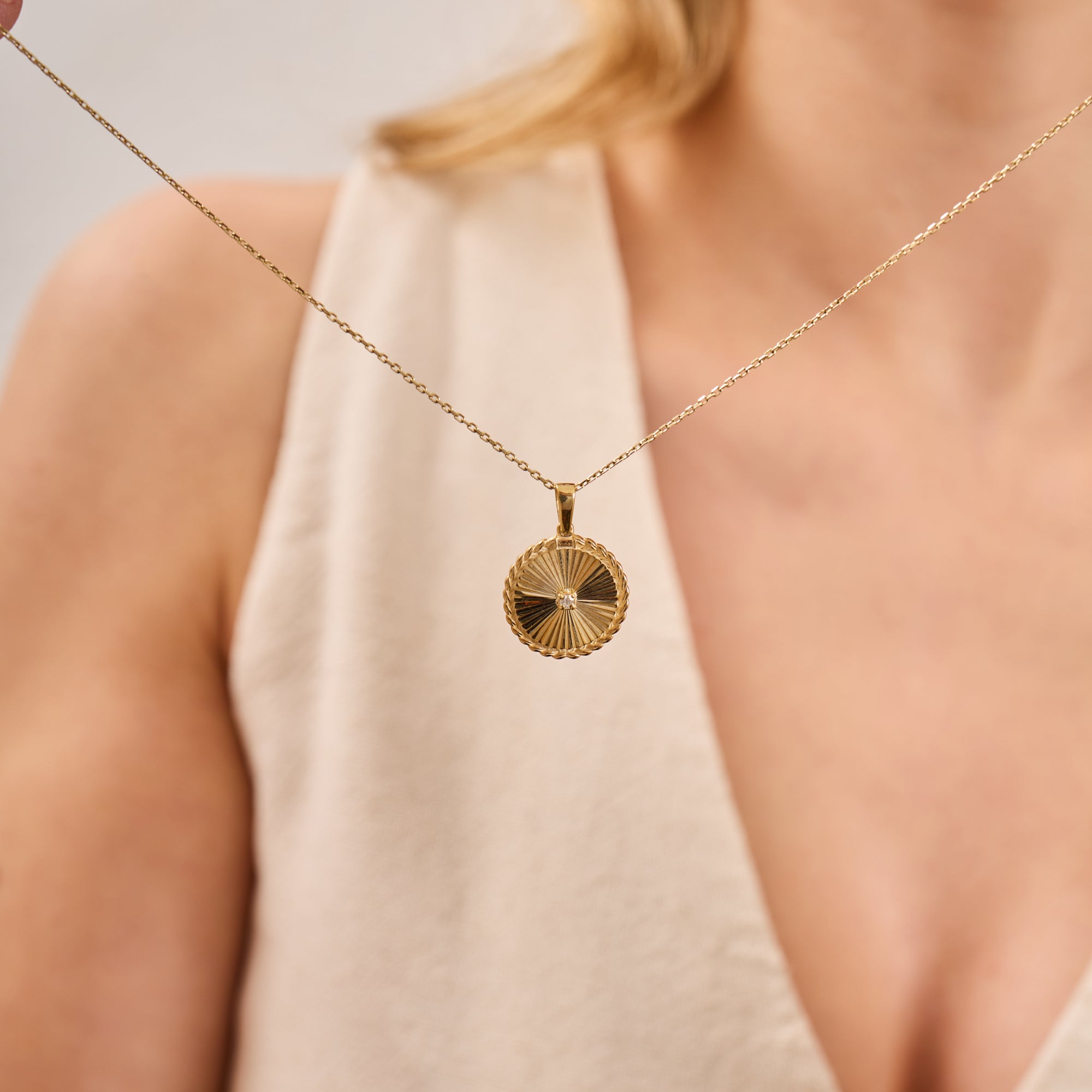 14K Gold Diamond Fluted Round Necklace – Olea