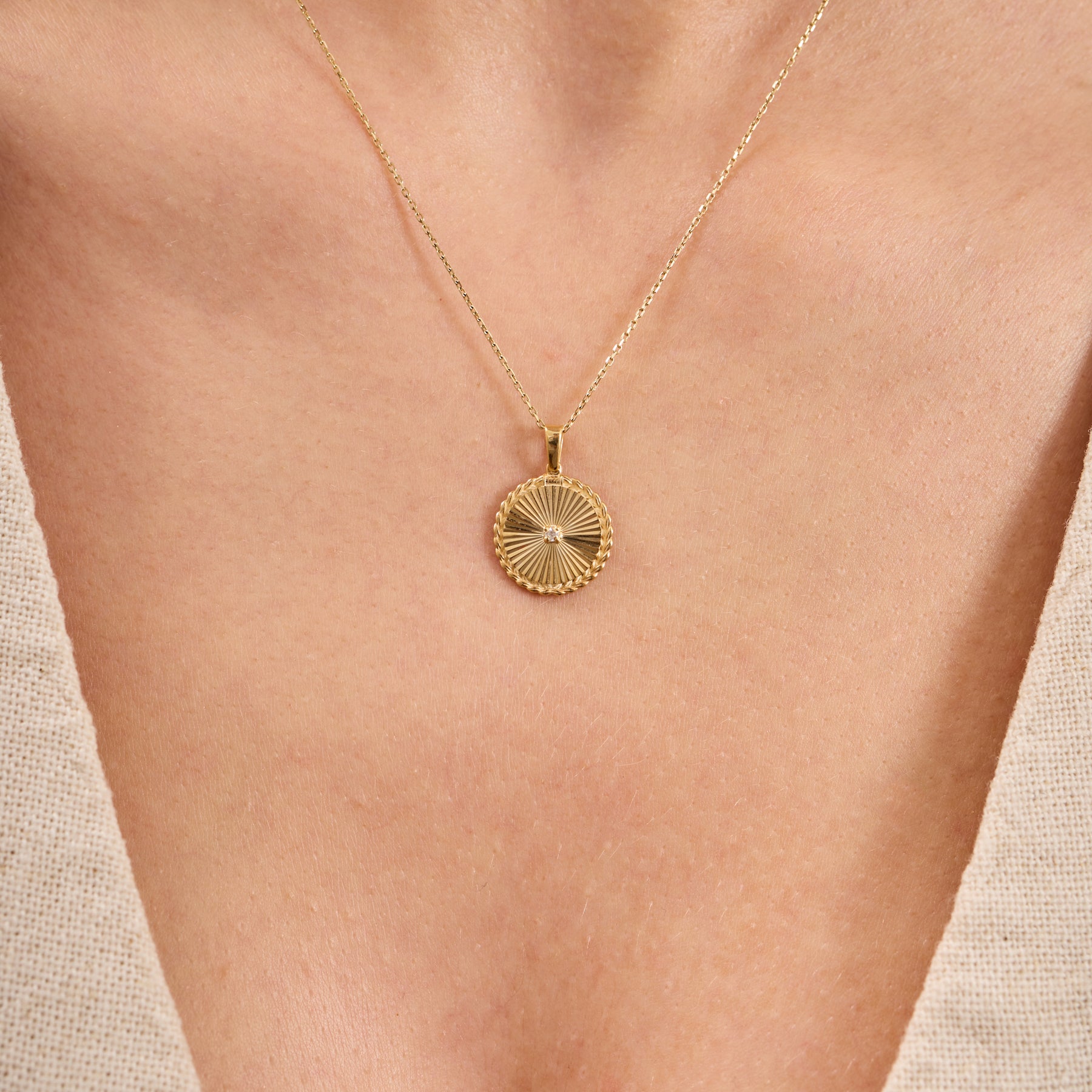 14K Gold Diamond Fluted Round Necklace – Olea