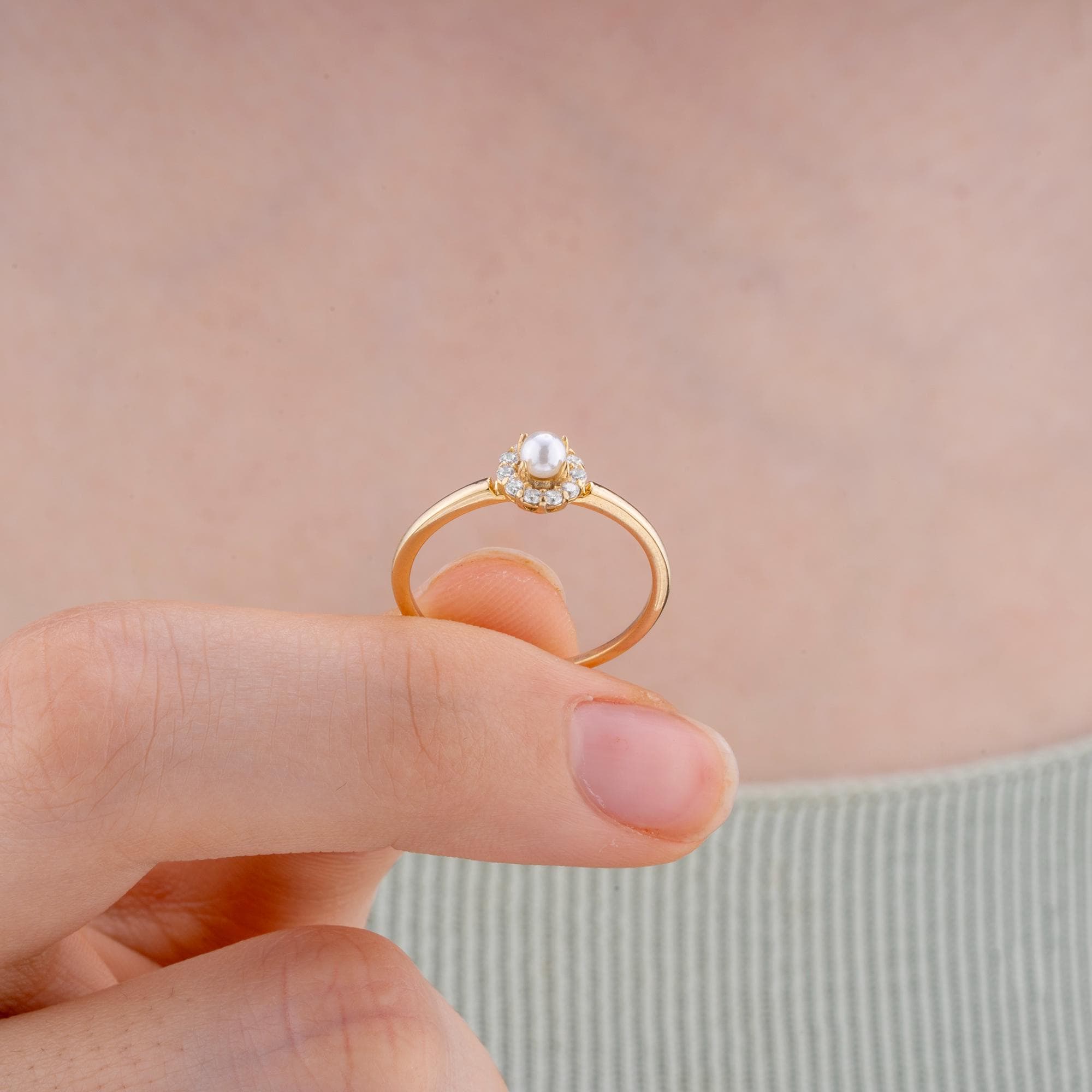 Elegant 14K Gold Pearl and Diamond Jewelry - This exquisite piece features a halo of diamonds surrounding a 4mm pearl, making it a perfect symbol of love and elegance.